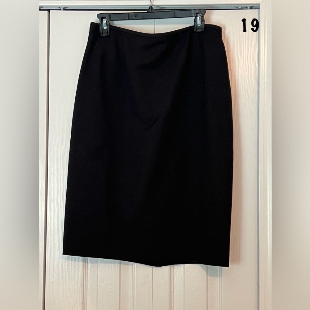 Kasper size 8 straight skirt, 100% polyester and lined